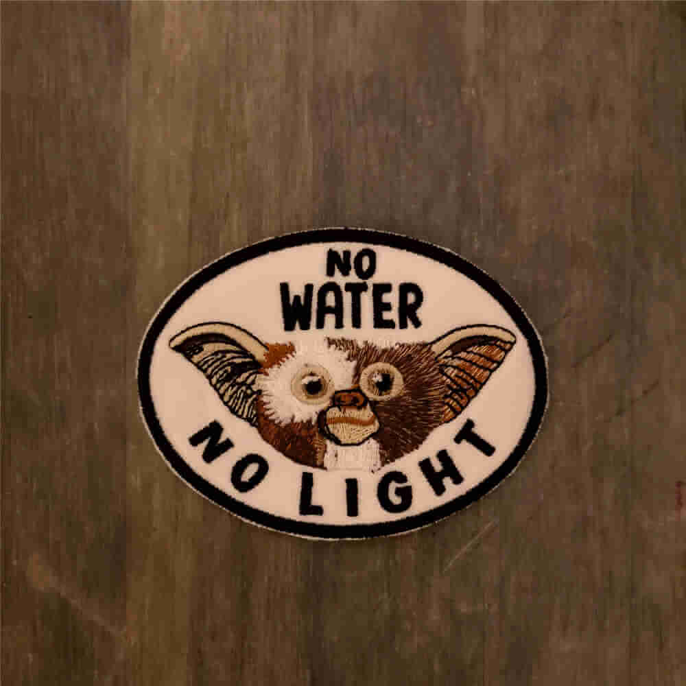 Parche Gremlin ovalado no water no light